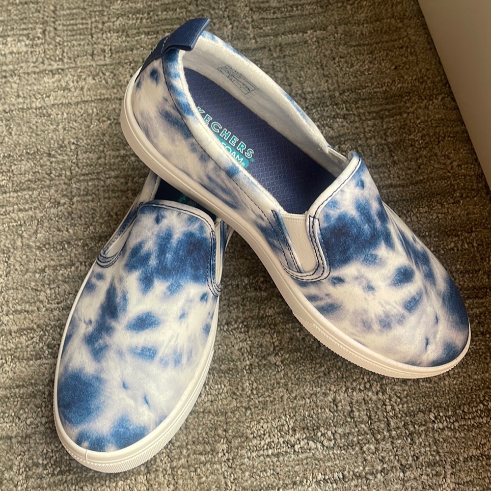 blue and white tie-dye memory foam skechers sneakers, size 7.5